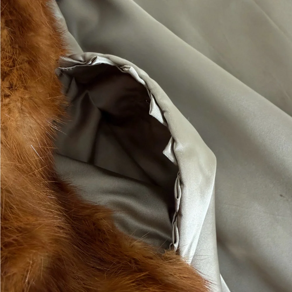 Luxurious Vintage Genuine Fur Coat - Picture 14 of 15